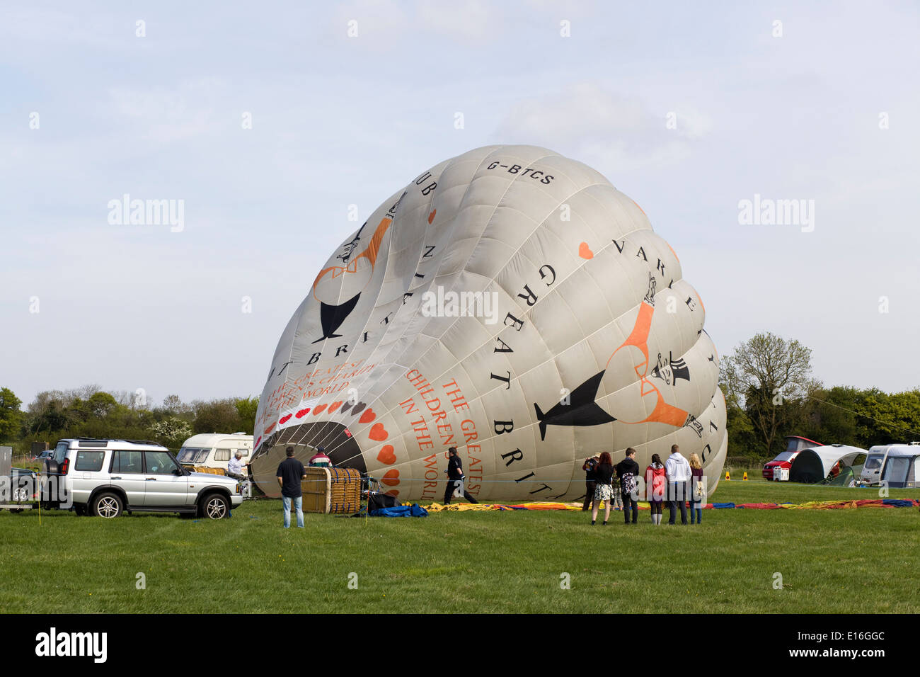 Heißluftballon wird aufgeblasen vor Flug über Landschaft Stockfoto