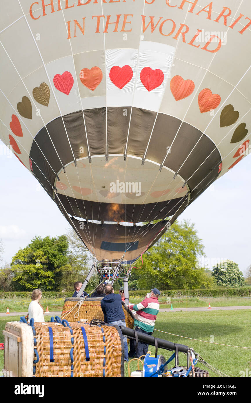 Heißluftballon wird aufgeblasen vor Flug über Landschaft Stockfoto
