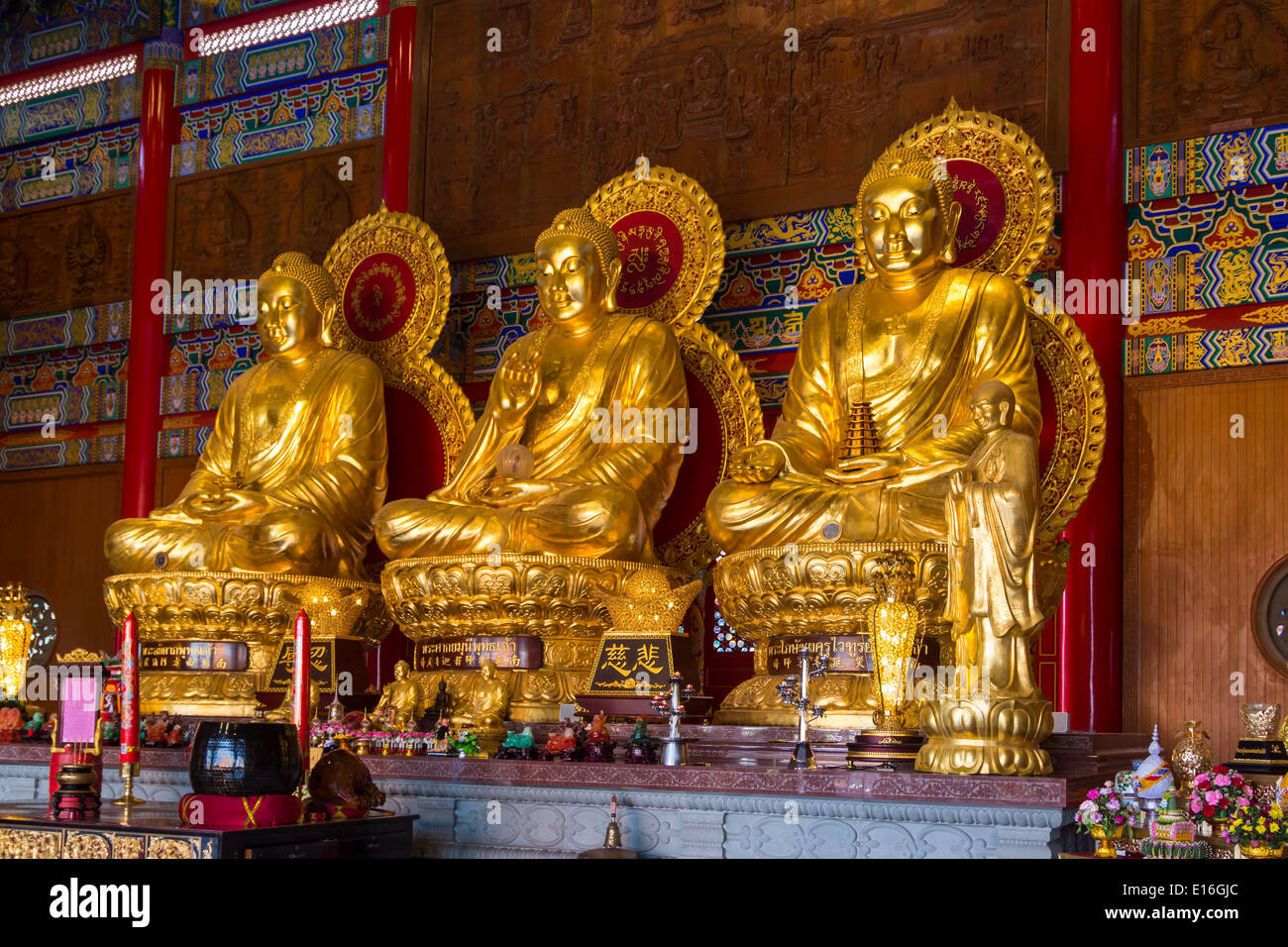 Buddhistische Statuen in chinesischen Tempel Thailand Stockfoto