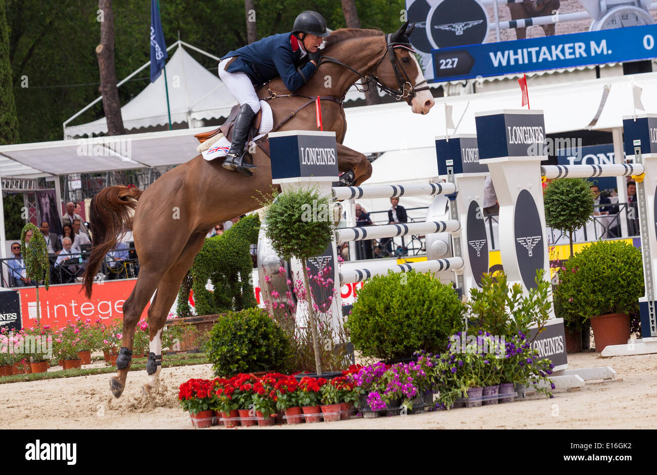 Furusiyya FEI Nations Cup Springreiter Wettbewerb am Piazza di Siena. Der Brite Michael Whitaker auf Viking., Piazza di Siena, Stockfoto