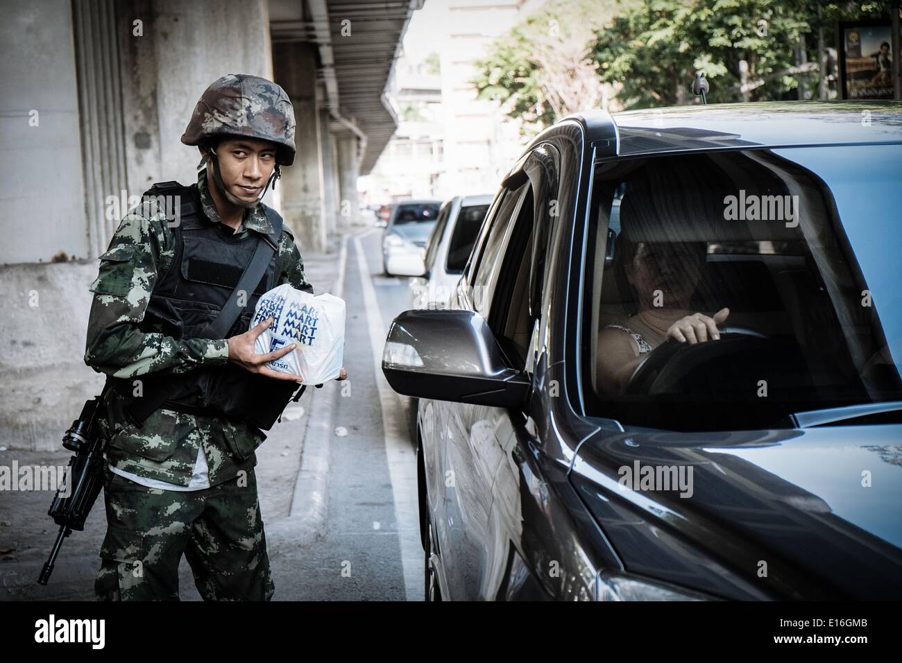 Bangkok, Thailand. 22. Mai 2014. Thailändische Soldaten sichern das Gelände des Veranstaltungsortes für Friedensgespräche zwischen Pro und anti regierungsfeindlichen Gruppen am 22. Mai 2014 in Bangkok, Thailand. Der Armeechef angekündigt in einer Ansprache an die Nation, dass die Streitkräfte macht inmitten Berichte Beschlagnahme waren, dass die Staats-und Regierungschefs der gegnerischen Gruppen, Teilnahme an den Gesprächen vom Militär inhaftiert waren. Thailand gesehen hat Monate von politischen Unruhen und Gewalt, die mindestens 28 Todesopfer gefordert hat. © Thomas De Cian/NurPhoto/ZUMAPRESS.com/Alamy Live-Nachrichten Stockfoto