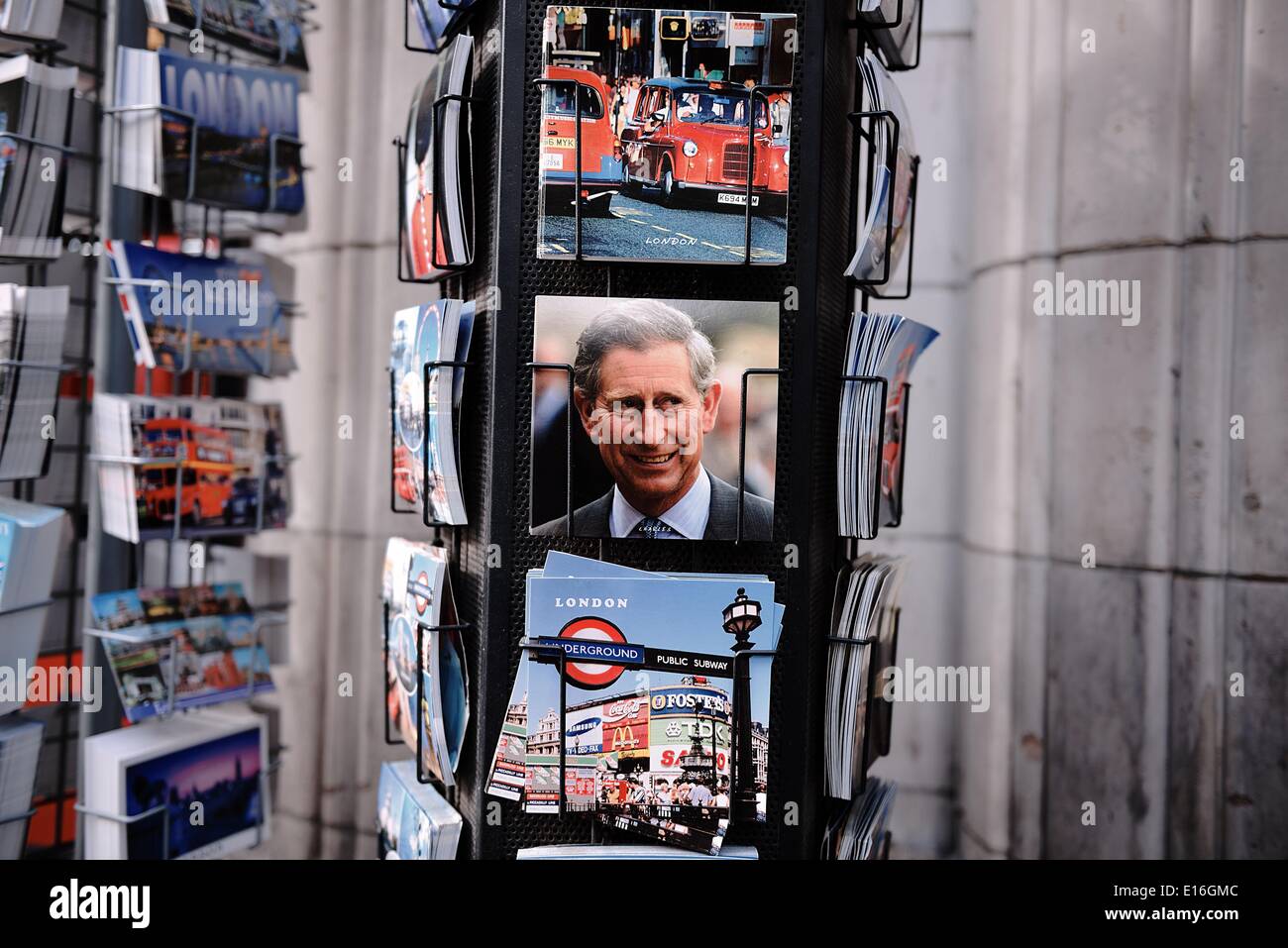 London, UK. 18. April 2014. Bilder von Prinz Charles verkauft in einem Souvenir-Shop in London © Giannis Papanikos/NurPhoto/ZUMAPRESS.com/Alamy Live-Nachrichten Stockfoto