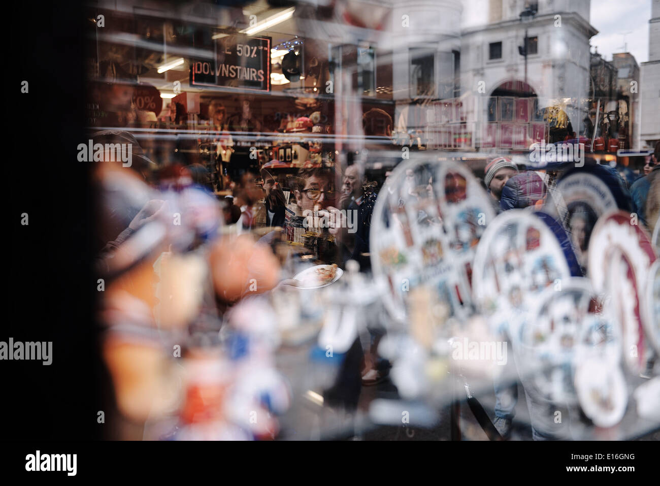 London, UK. 18. April 2014. Ein Souvenir shop in Leicester Square © Giannis Papanikos/NurPhoto/ZUMAPRESS.com/Alamy Live-Nachrichten Stockfoto