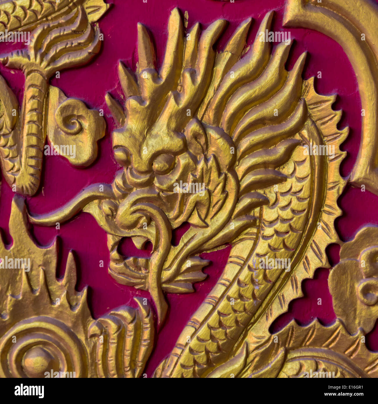 Golden Dragon Head auf rote Holztür Stockfoto