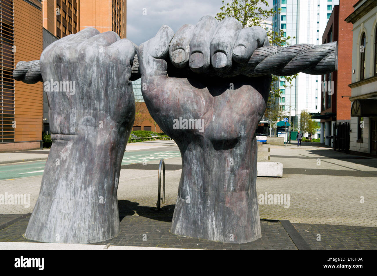 „All Hands“-Skulptur von Brian Fell, die Kanalarbeiter zeigt, die an Seilen ziehen, Custom House Street, Cardiff, Wales, Großbritannien. Stockfoto