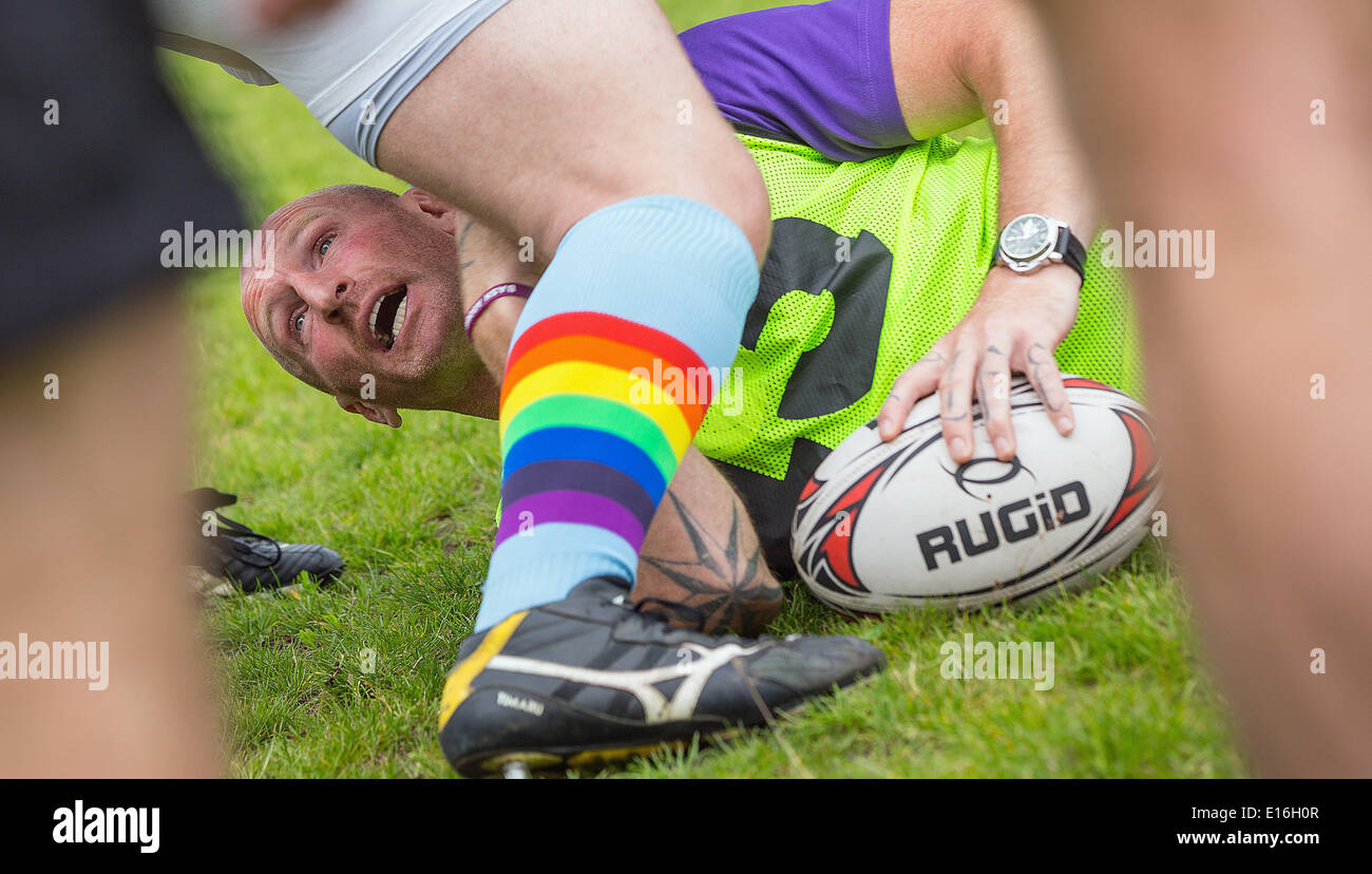 Berlin, Deutschland. 24. Mai 2014. Gareth Thomas bereitet die Spieler der Rugby-Teams lila Piraten und grüne Feen für die Gay-Rugby-Meisterschaft "Bash Out" in Berlin, Deutschland, 24. Mai 2014. 150 Teilnehmer von zwanzig Teams wurden erwartet. Foto: HANNIBAL/Dpa/Alamy Live News Stockfoto