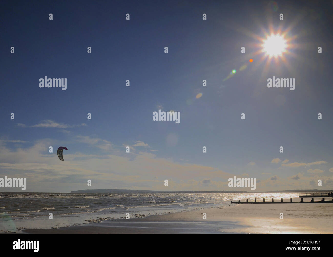 Camber Sands, East Sussex, UK.24 Mai 2014.A hell sehr luftig am Nachmittag an der Südküste sorgt für perfekte Kite-Surf-Bedingungen. David Burr/Alamy Live-Nachrichten Stockfoto