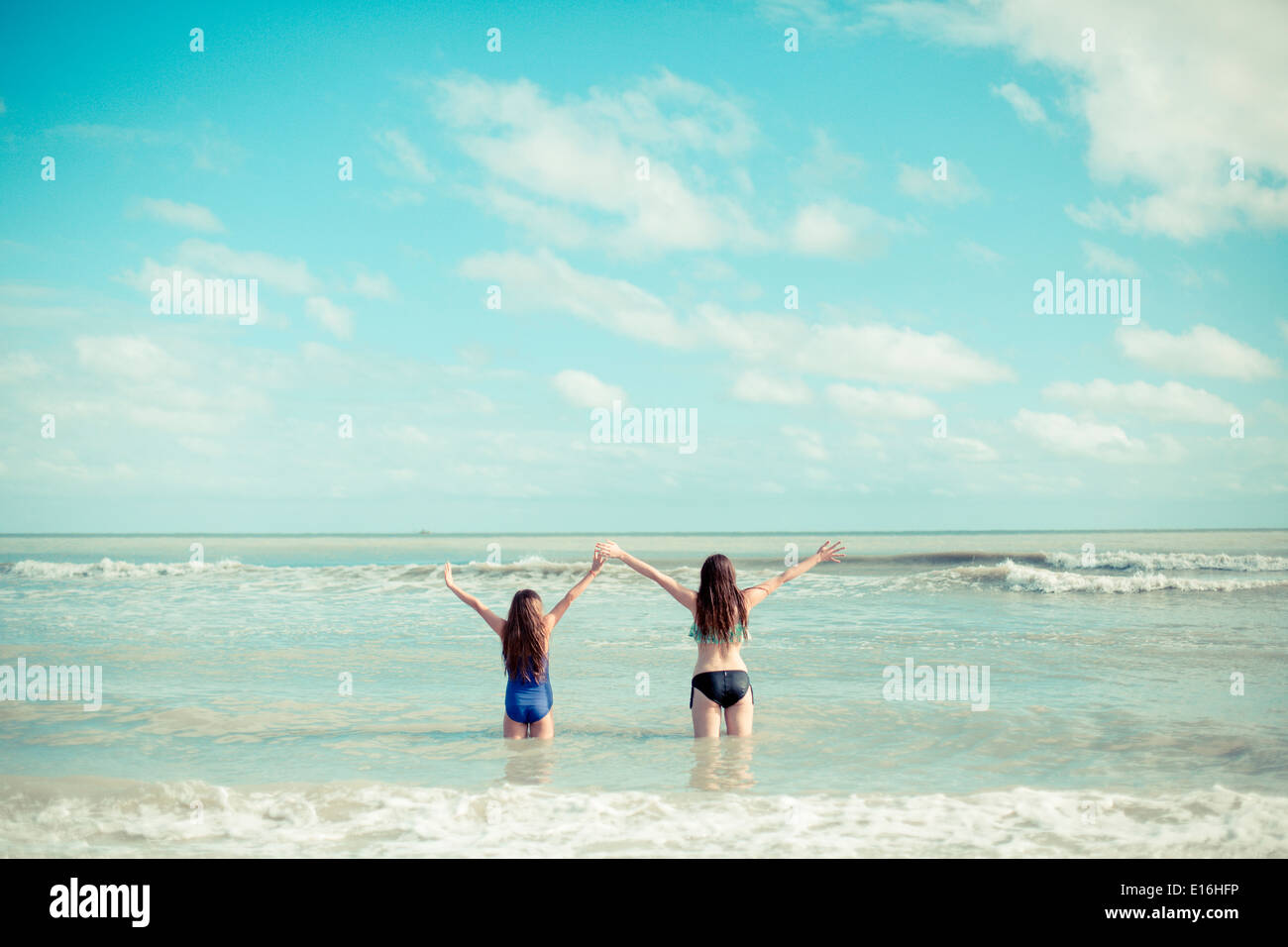 Teenager Freunde Hand in Hand im Ozean Stockfoto