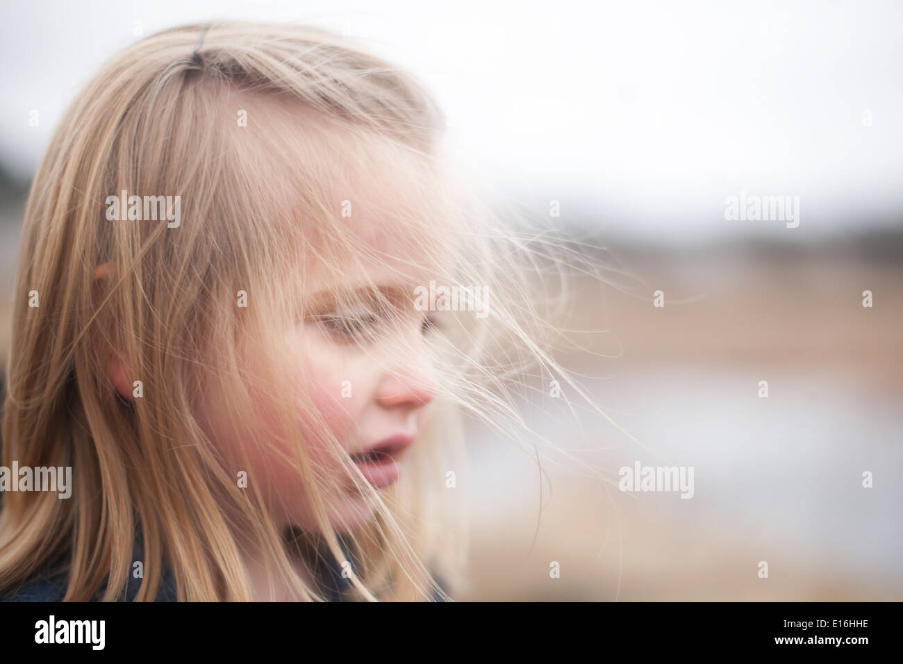 Close-up Anzeigen von Mädchen (4-5) nach unten Stockfoto