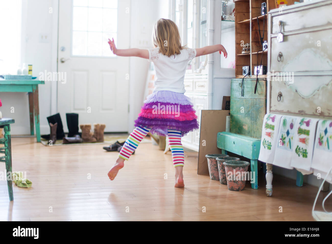 Mädchen (4-5) tanzen zu Hause Stockfoto