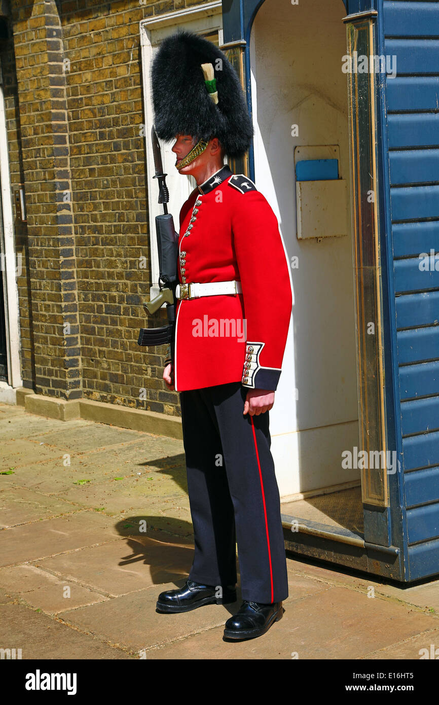 Der Königin zu schützen tragen Busby Bewachung St James Palace, London, England Stockfoto