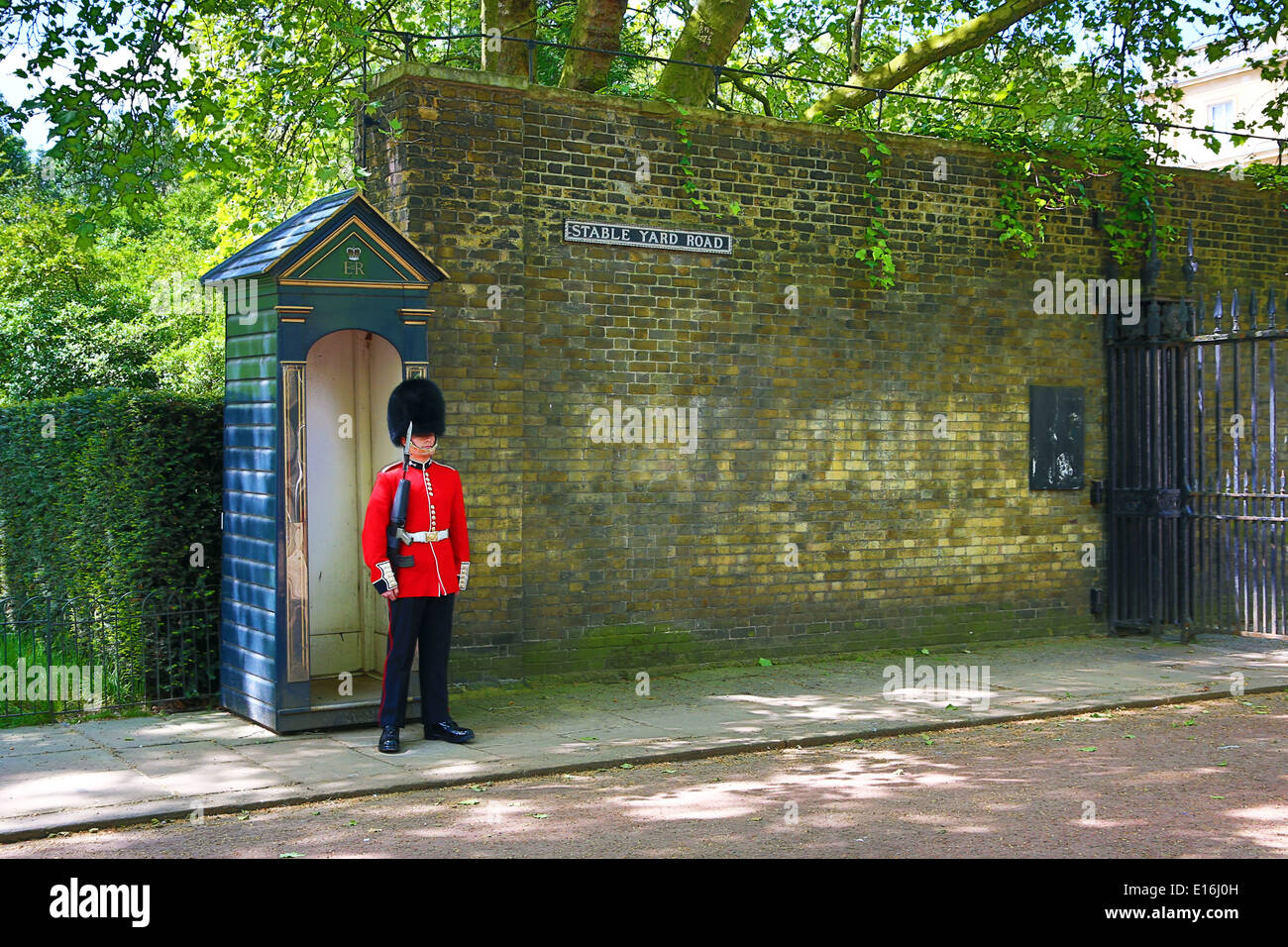Der Königin zu schützen tragen Busby Bewachung St James Palace, London, England Stockfoto