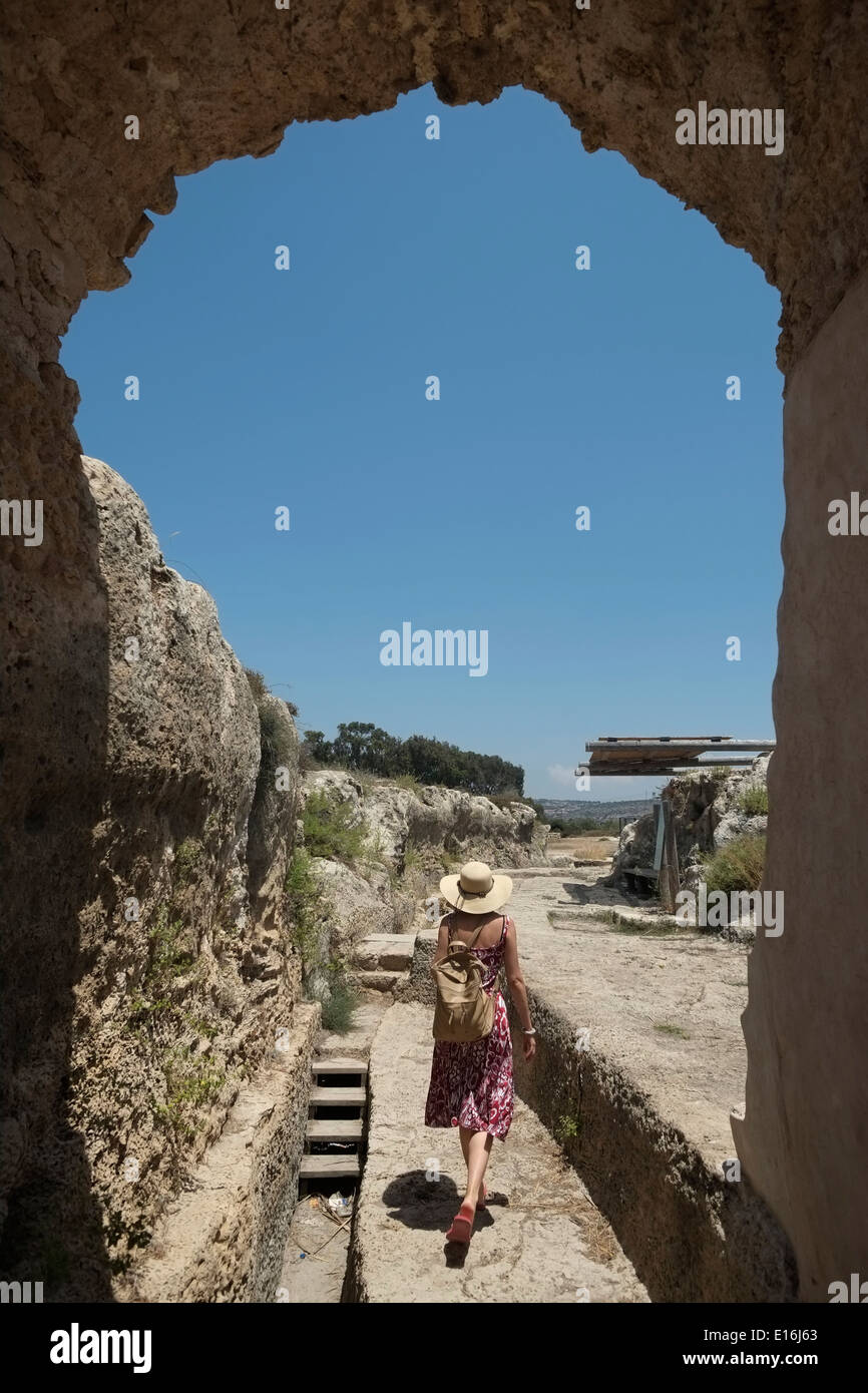 Eine weibliche Wanderer wandern an der alten römischen Aquädukt bei Nahal Taninim oder Wadi az-zarka Süden von Ma'agan Michael Kibbuz im Norden Israels Stockfoto