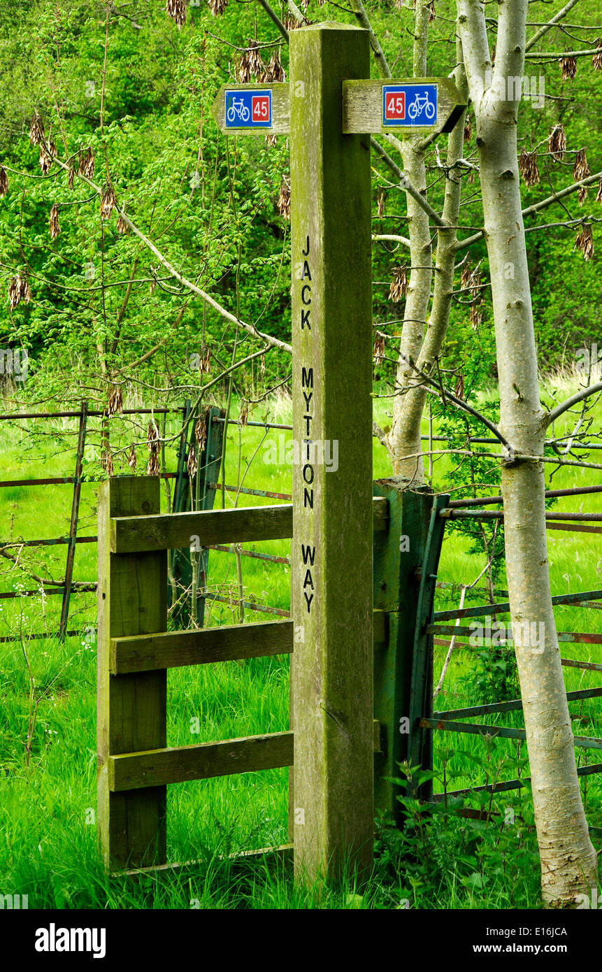 Wegweiser aus Holz für Jack Mytton Weg und National Cycle Route 45, Chelmarsh Reservoir, Shropshire, England, Großbritannien Stockfoto