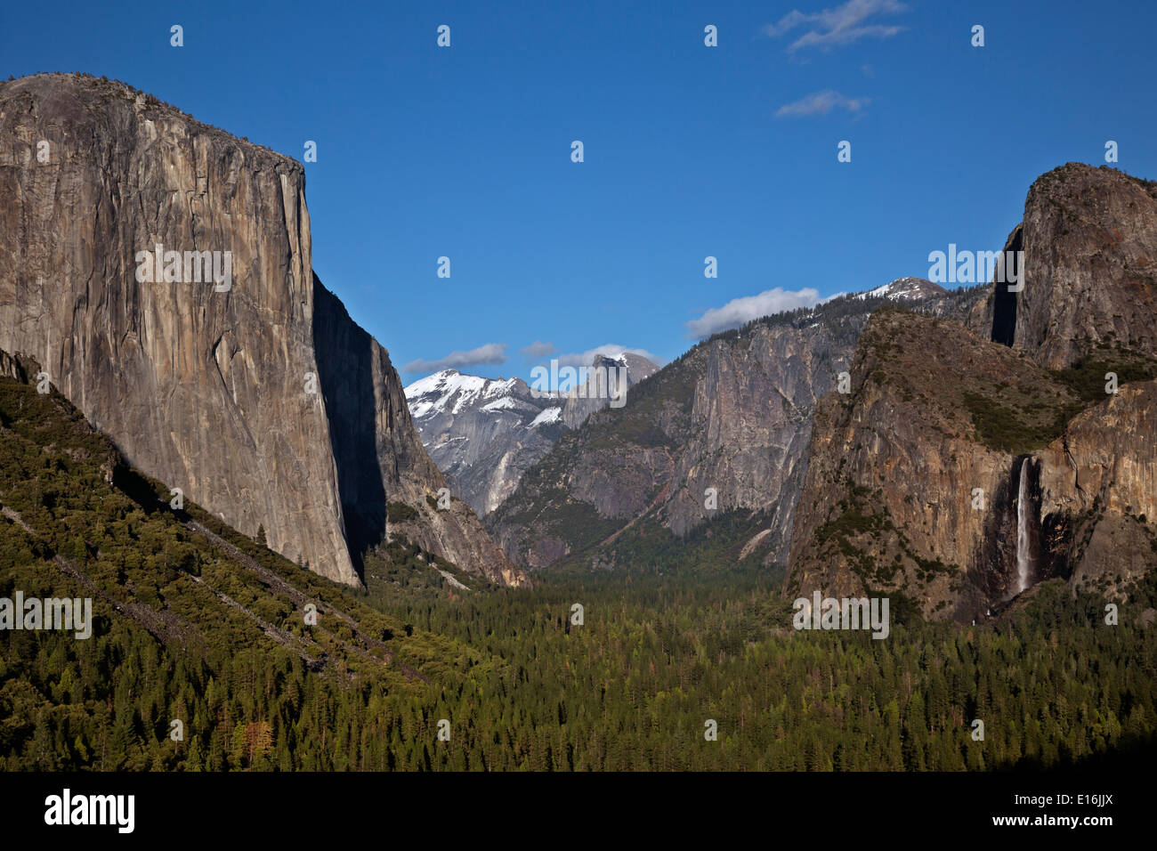 Yosemite Valley mit El Capitan und Bridalveil Fall im Vordergrund mit Half Dome in der Ferne vom Tunnel View. Stockfoto