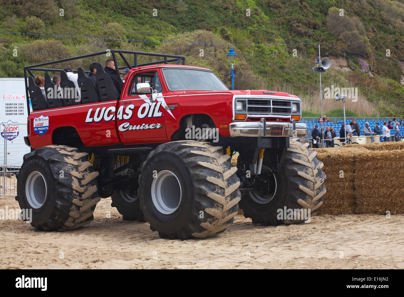 Leute genießen Sie eine Fahrt mit einem Monster Truck am ersten Tag des ersten Bournemouth Räder Festival im Mai, Bournemouth, Dorset UK Credit: Carolyn Jenkins/Alamy Leben Nachrichten. Stockfoto