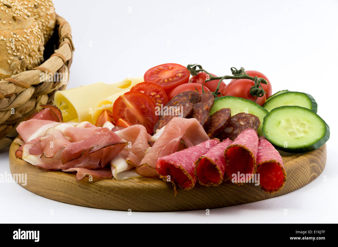 Rustikales Frühstück auf Holzplatte Stockfotografie