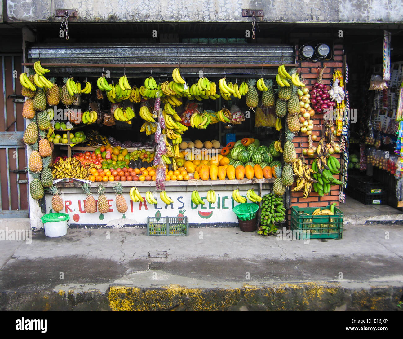 Gut sortierten Obstladen Aufhellung einer schmuddeligen Straße in Alajuela eine große Stadt im zentralen Costa Rica Stockfoto