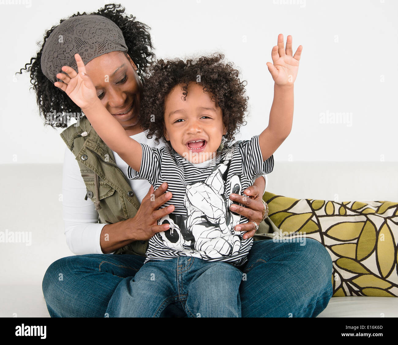 Mutter mit Sohn (2-3) auf Sofa sitzen Stockfoto