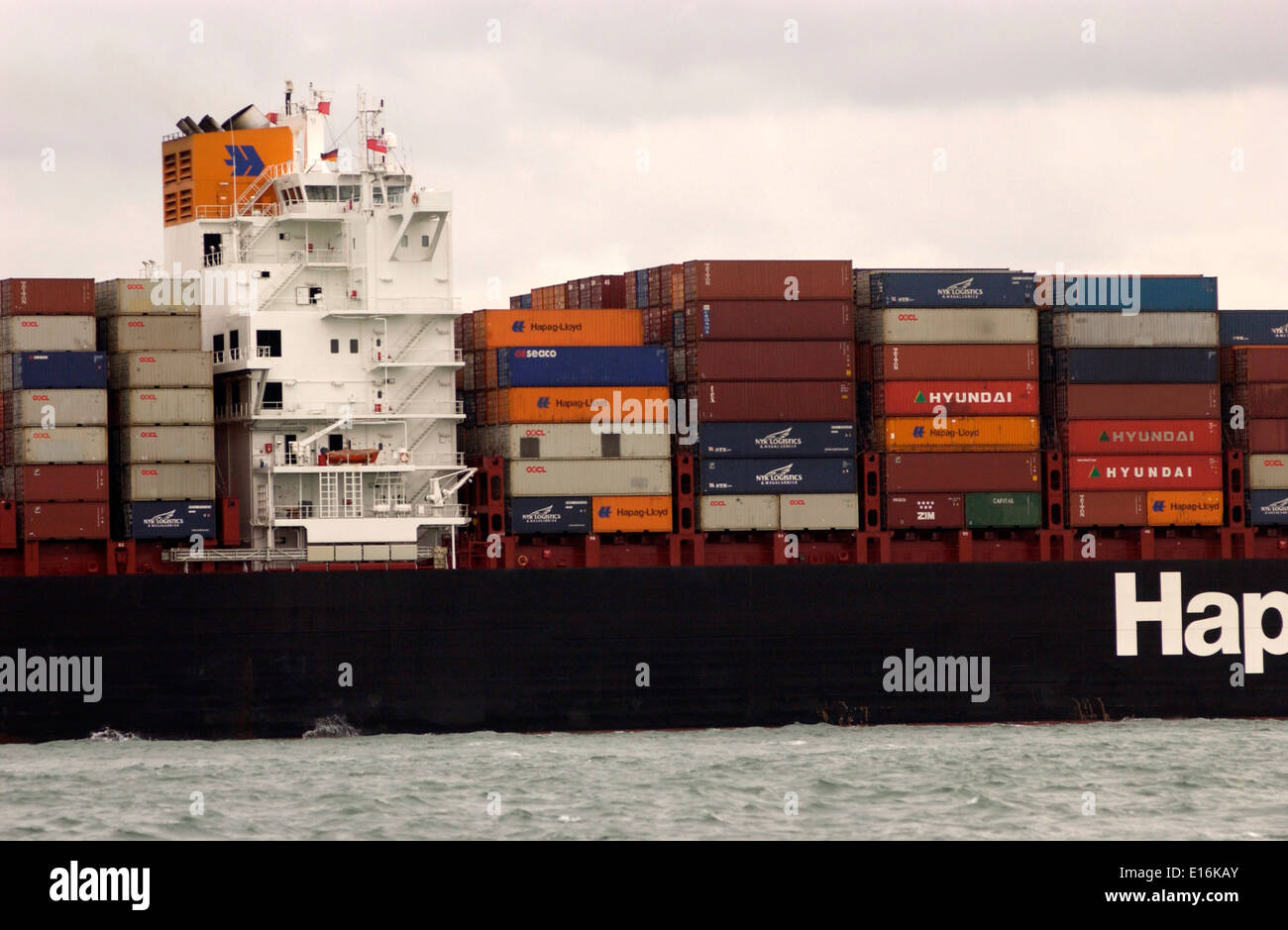 SOUTHAMPTON, ENGLAND. -Ankommen Imports - Container gestapelt auf dem Deck eines Frachters Hapag Lloyd. Foto: Jonathan Stockfoto