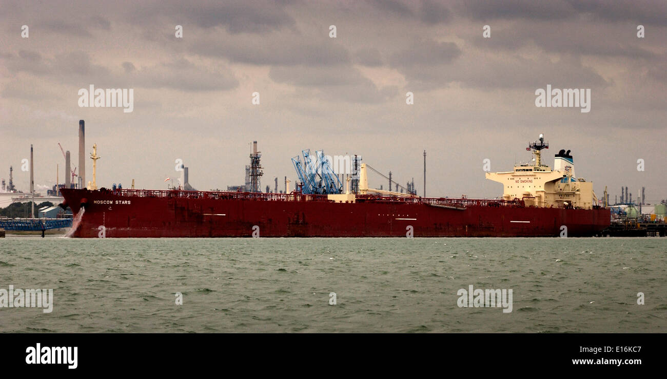 AJAXNETPHOTO. FAWLEY, England. - Tanker Moskau Sterne in Fawley Ölraffinerie. Foto: Jonathan Eastland/Ajax Stockfoto
