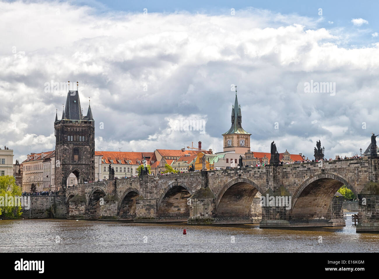 Prag-Karlsbrücke, Brückenturm und Altstadt Stockfoto