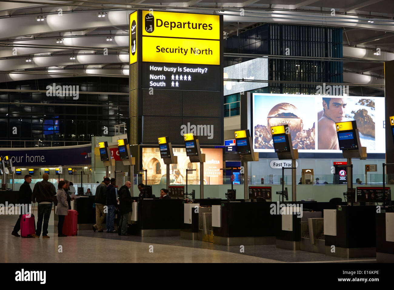 Check-in Schreibtische Tasche Tropfen und Abfahrten Sicherheit London Heathrow Airport Terminal 5 in den frühen Morgenstunden UK Stockfoto
