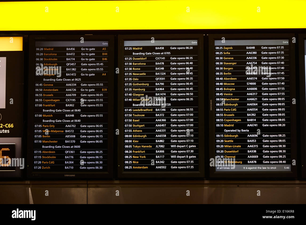 Flug Informationstafeln in den frühen Morgenstunden UK London Heathrow Airport Terminal 5 Stockfoto