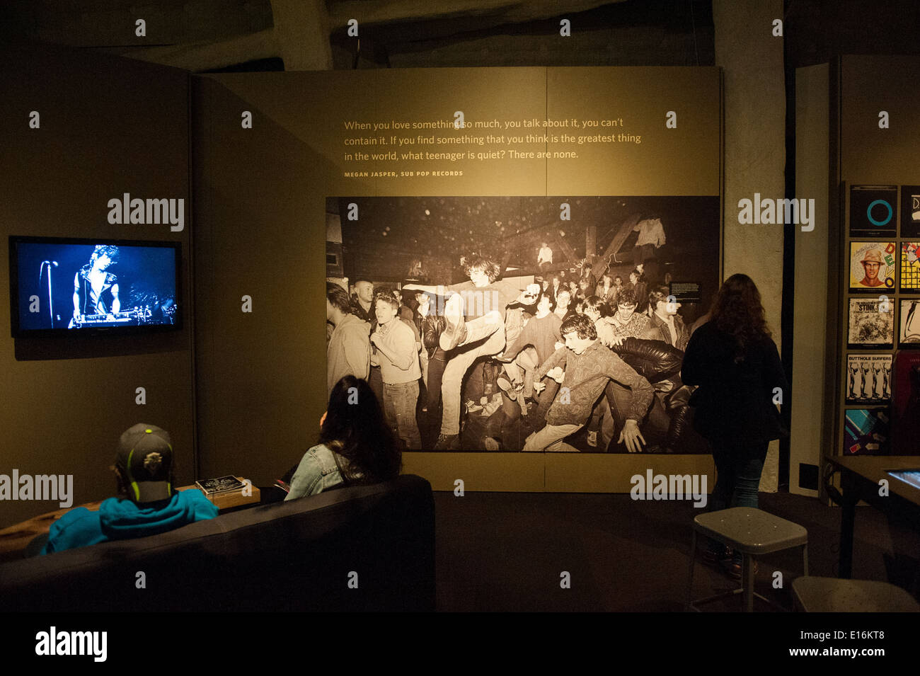 Besucher des EMP Museum erleben Sie die Ausstellung "Nirvana: Einnahme von Punk bis der Massen in Seattle. Stockfoto