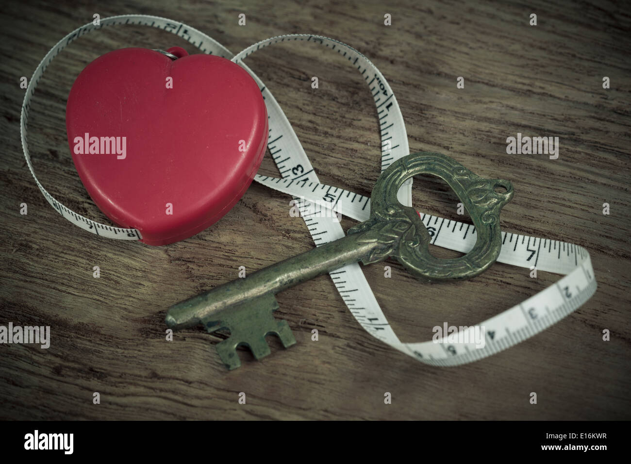 Herzen über einen hölzernen Hintergrund Stockfoto