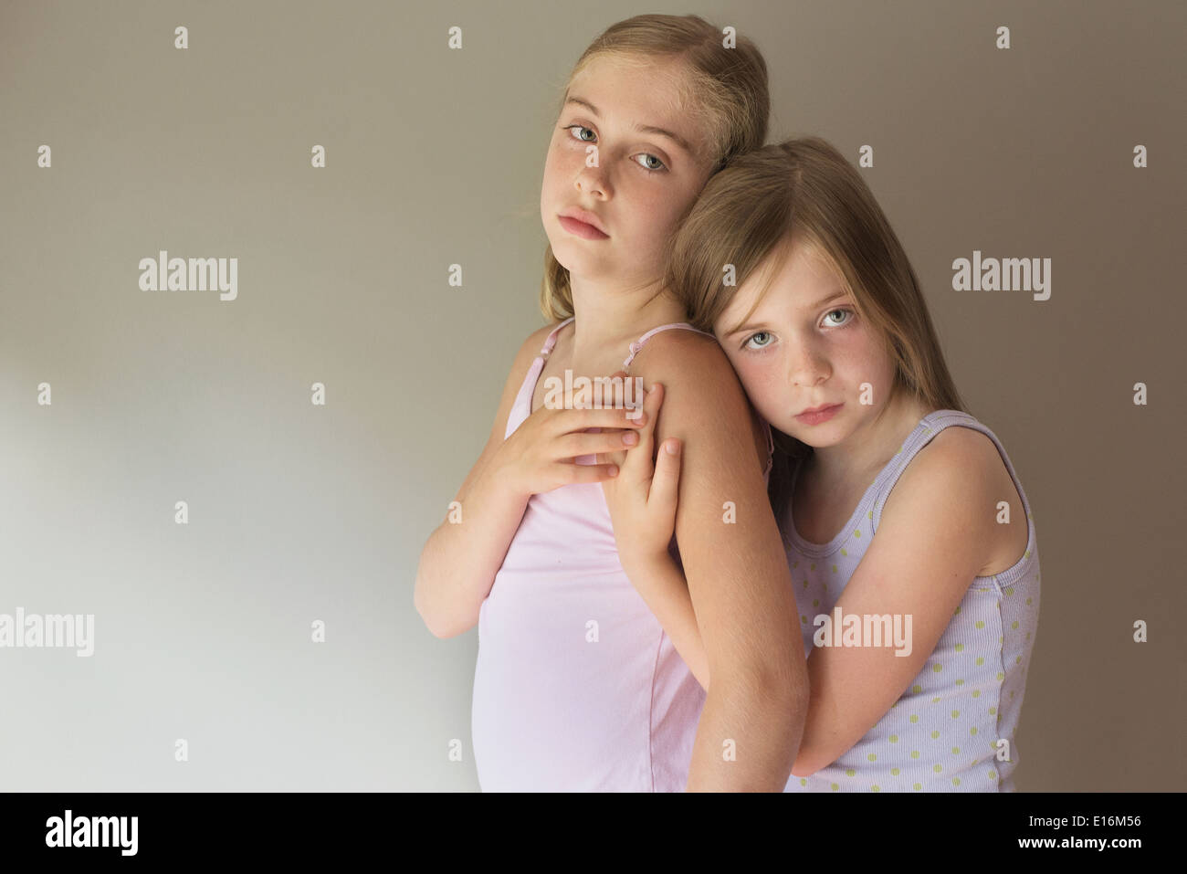 Porträt von Mädchen (6-7, 8-9) umarmen Stockfoto