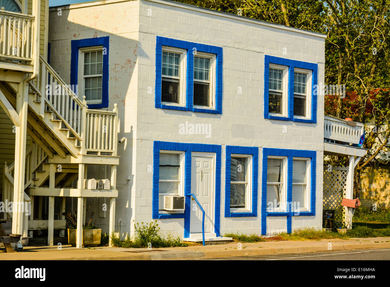 Historische Gebäude, Betonklotz weiß getüncht mit blauen trim Gesichtern den Hafen von St. Marys, GA, USA Stockfoto