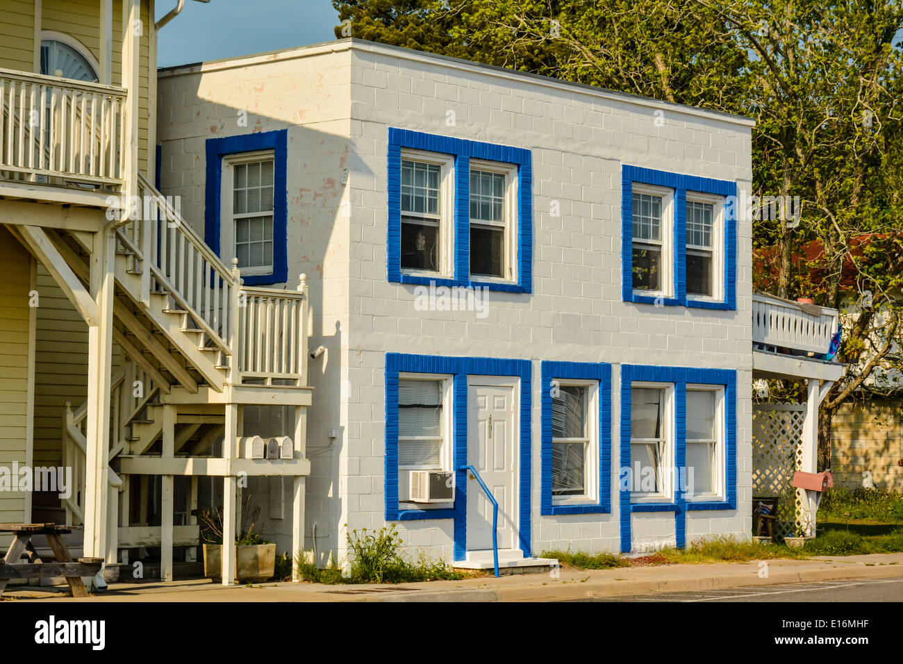 Historische Gebäude, Betonklotz weiß getüncht mit blauen trim Gesichtern den Hafen von St. Marys, GA, USA Stockfoto