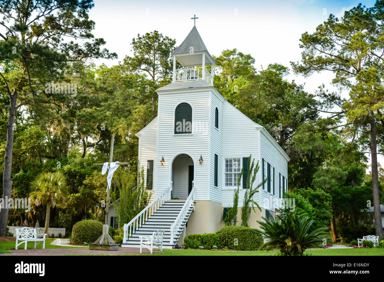 Dramatische, charmante & historischen ersten presbyterianischen weiße Schindeln Kirche mit Treppe und Turm der St. Mary's, GA Stockfoto
