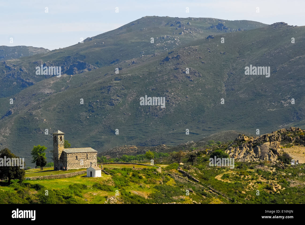 die schwarz / weiß gemusterten Kirchturm bei Murato auf Korsika, Frankreich Stockfoto