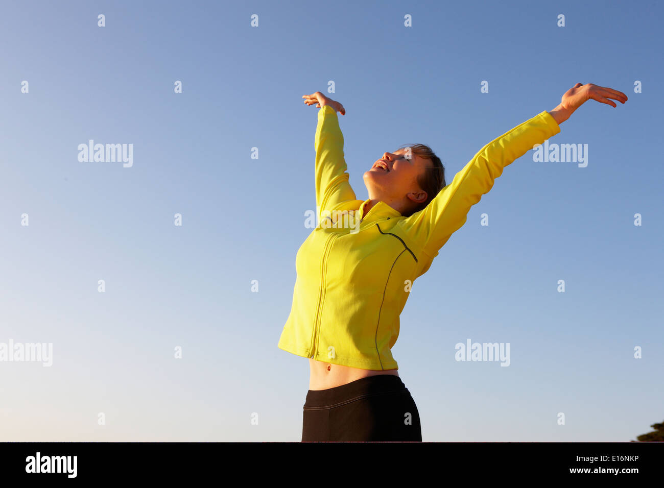 Mid-Adult-Frau, die Arme zum Himmel Stockfoto