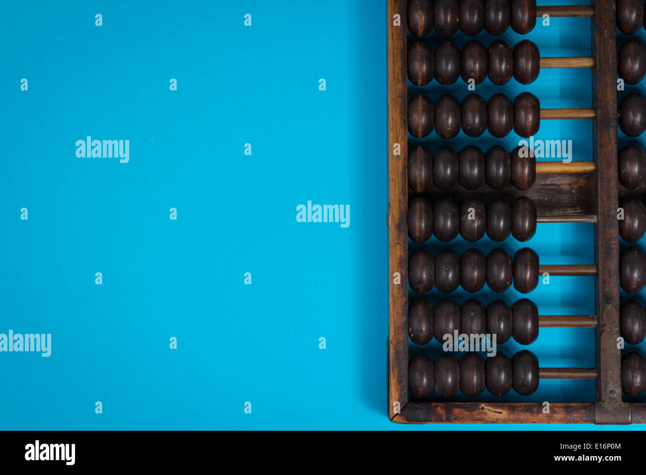 Vintage Abacus auf blauem Hintergrund Stockfoto