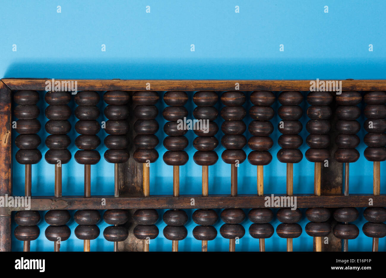 Vintage Abacus auf blauem Hintergrund Stockfoto