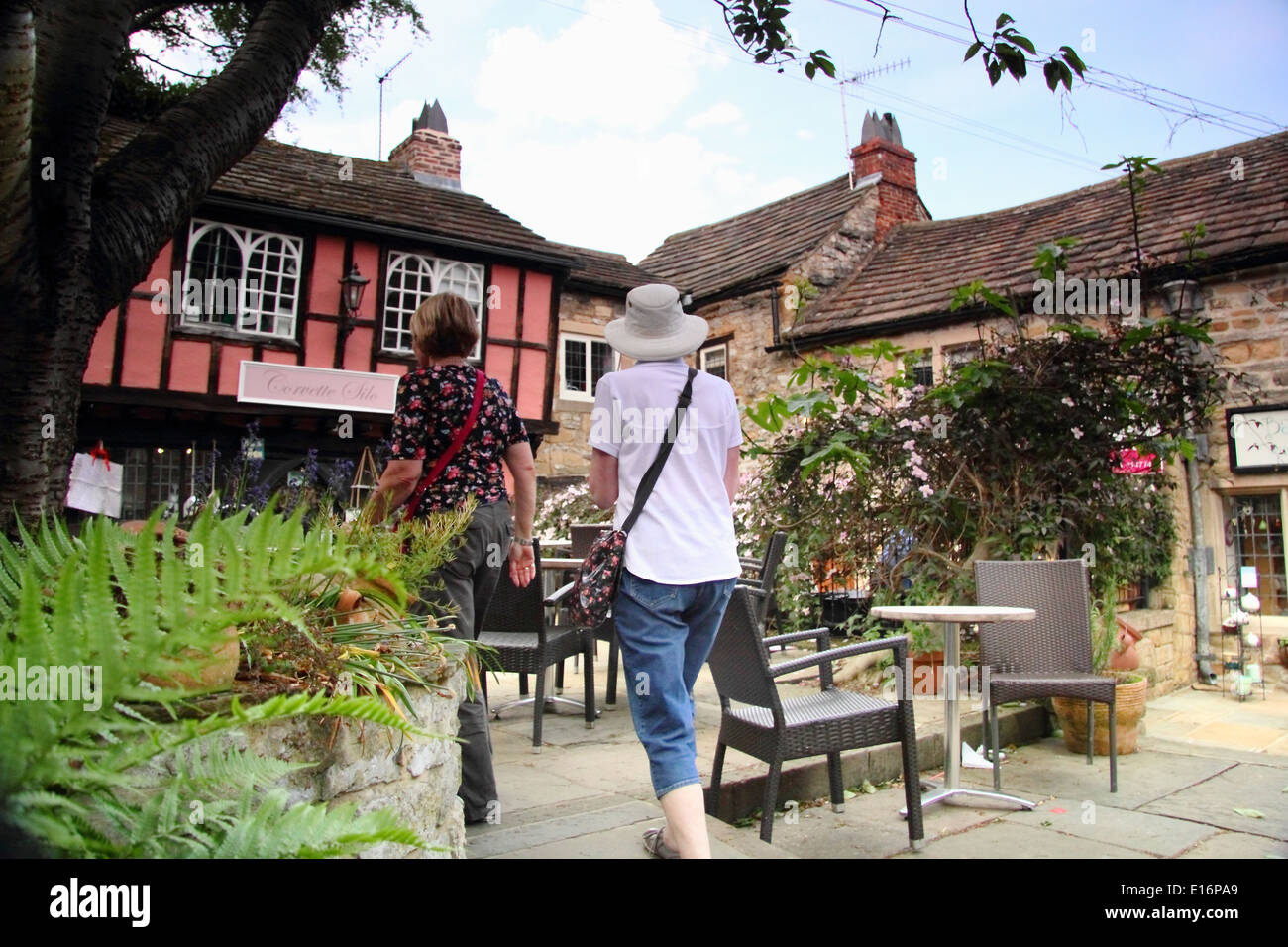 Touristen durchgehen die Geschäfte im Königshof, Bakewell, Peak District, Derbyshire, England, UK - Sommer Stockfoto