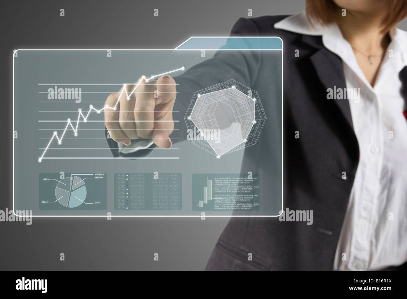 Geschäftsfrau, die Arbeit mit digitalen virtuellen Bildschirm Stockfoto