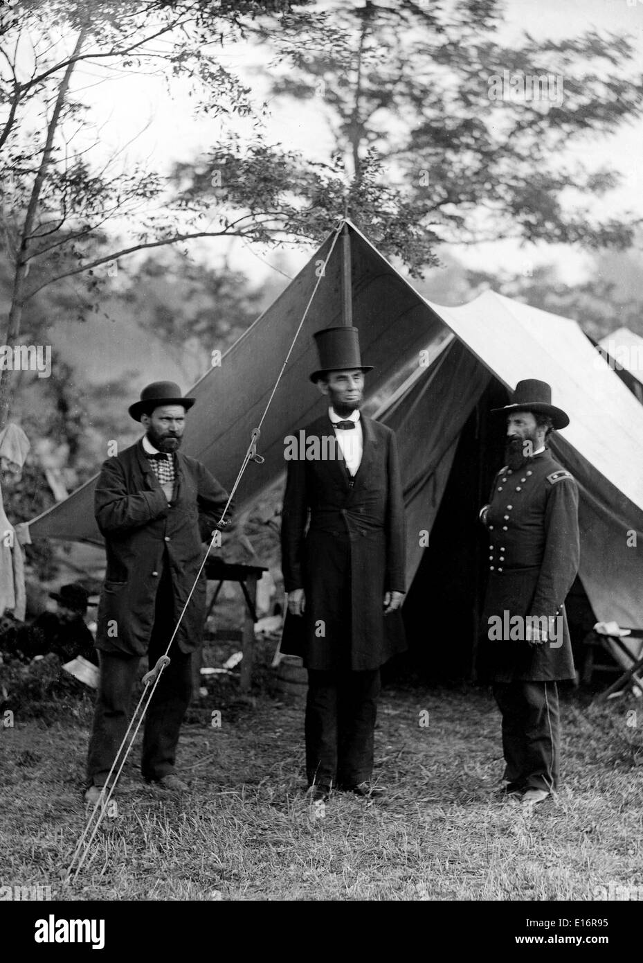 Lincoln mit Allan Pinkerton und Generalmajor John Alexander McClernand in der Schlacht von Antietam Stockfoto