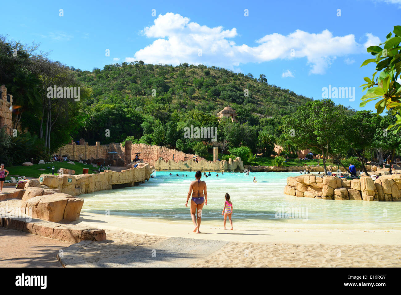 Roaring Lagune Wave Pool, Valley of Waves, Sun City Resort, Pilanesberg, North West Province, Südafrika Stockfoto