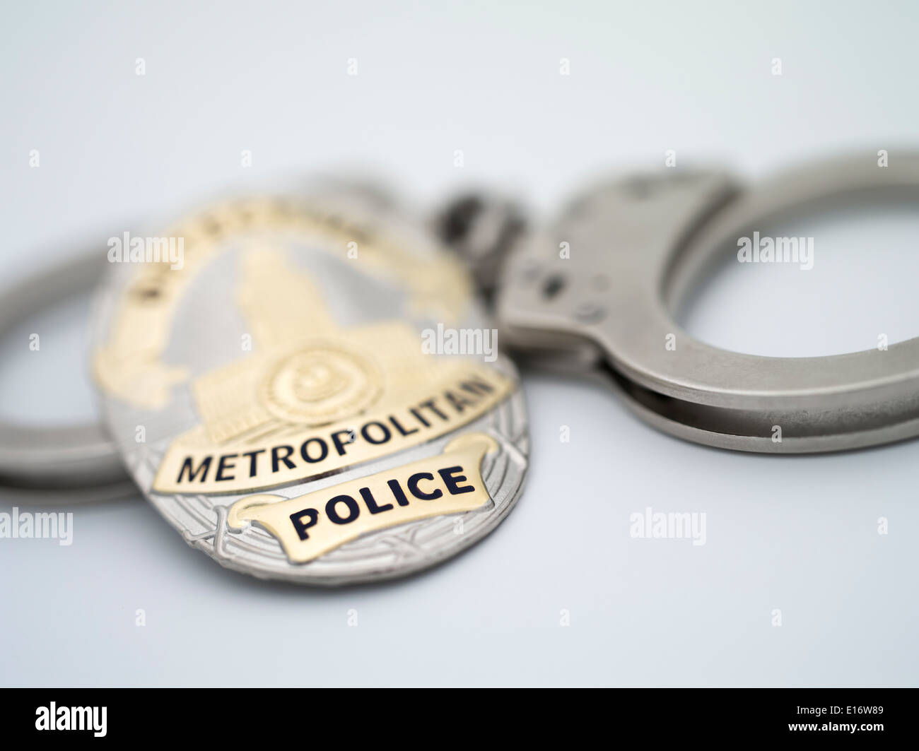 Metropolitan Police Detective Schild mit Smith & Wesson Polizei Thema Handschellen Stockfoto