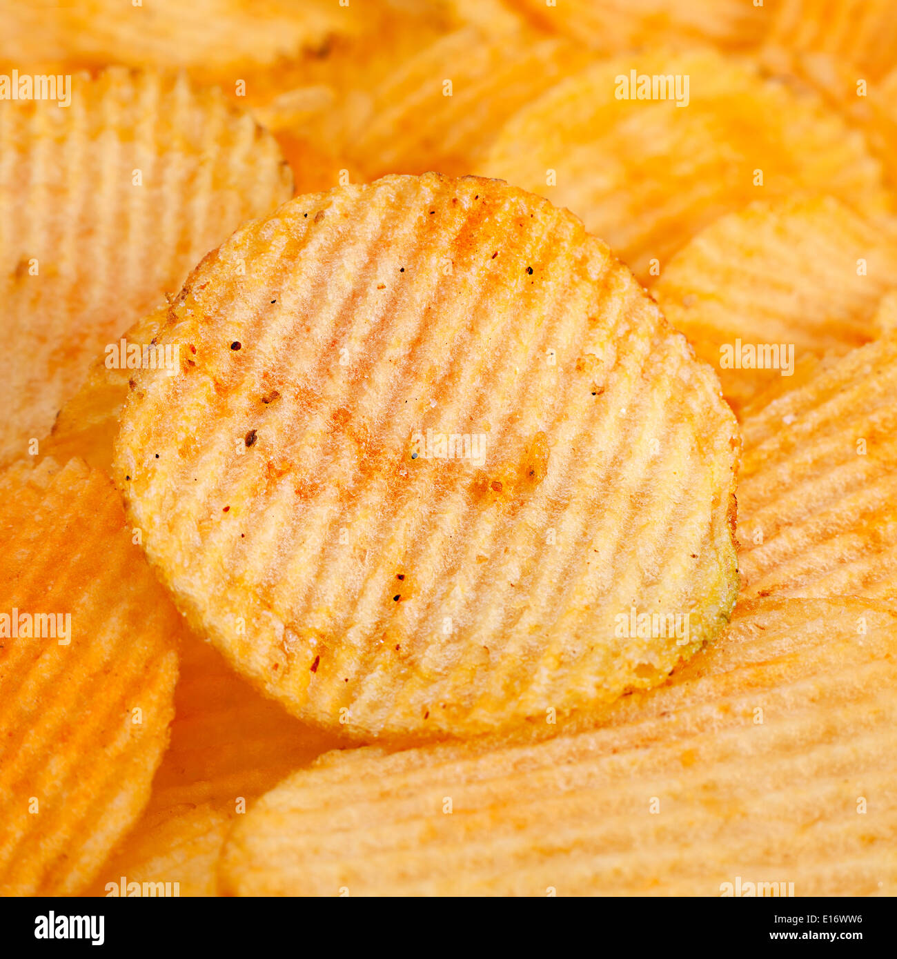 Gerippte Kartoffeln Snack mit Pfeffer isoliert auf weiss Stockfoto