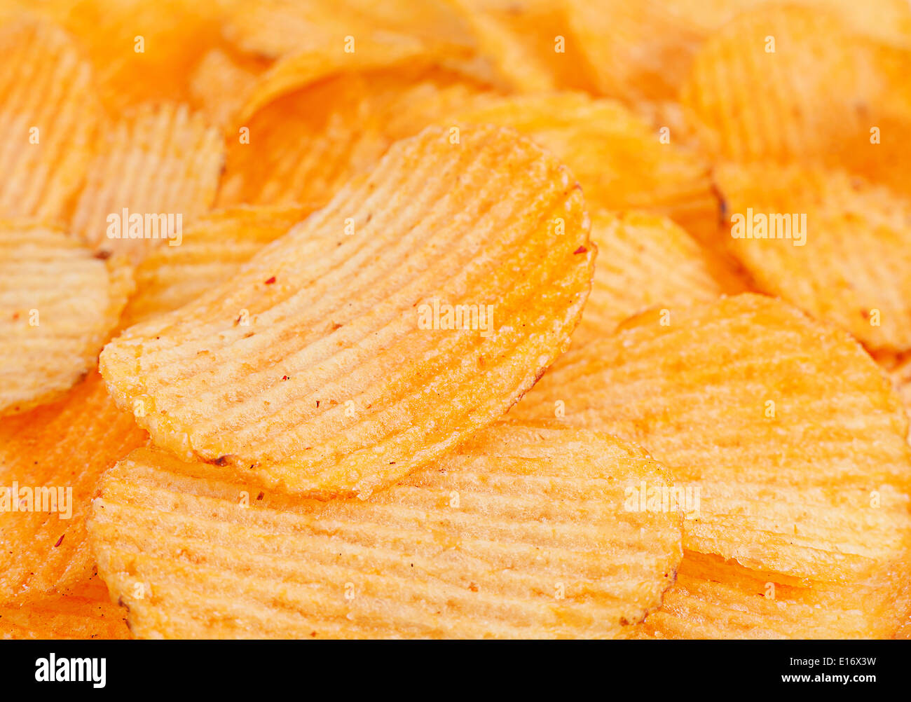 Gerippte Kartoffeln Snack mit Pfeffer isoliert auf weiss Stockfoto