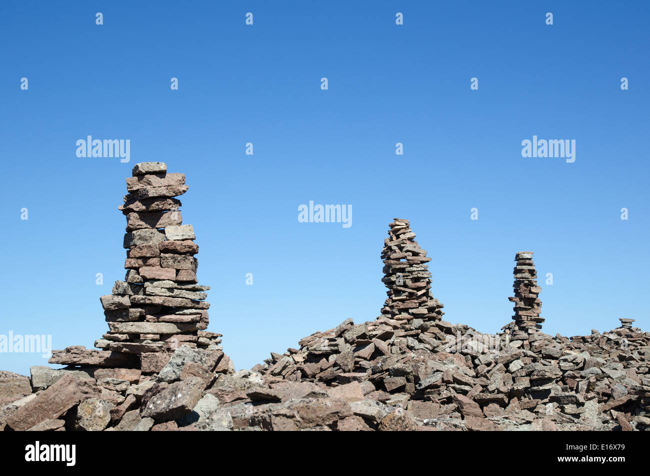 Gruppe von Steinhaufen bei strahlend blauem Himmel an der Küste der schwedischen Insel Öland Stockfoto