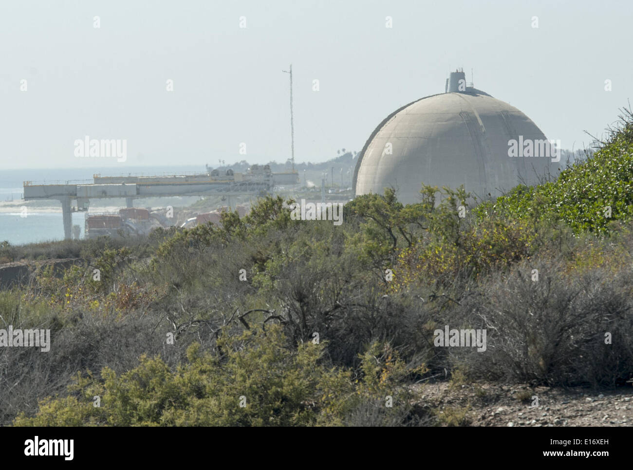 14. Mai 2014 - San Onofre, Kalifornien, USA - der Blick nach Norden aus der San Onofre State Park of SONGS Containment Dome 3 an der Spitze des Fotos mit Containment Dome 2 dahinter. Die Fensterläden San Onofre Nuclear Generating Station hat den Prozess der Stilllegung mit einer Community Engagement Panel bestehend aus Anwohnern sowie Bürgermeister, Stadtratmitglieder und regionalen Volksvertreter begonnen. (Kredit-Bild: © David Bro/ZUMAPRESS.com) Stockfoto 14. Mai 2014 - San Onofre, Kalifornien, USA - der Blick nach Norden aus der San Onofre State Park of SONGS Containment Dome 3 an der Spitze des Fotos mit Containment Dome 2 dahinter. Die Fensterläden San Onofre Nuclear Generating Station hat den Prozess der Stilllegung mit einer Community Engagement Panel bestehend aus Anwohnern sowie Bürgermeister, Stadtratmitglieder und regionalen Volksvertreter begonnen. (Kredit-Bild: © David Bro/ZUMAPRESS.com) Stockfoto