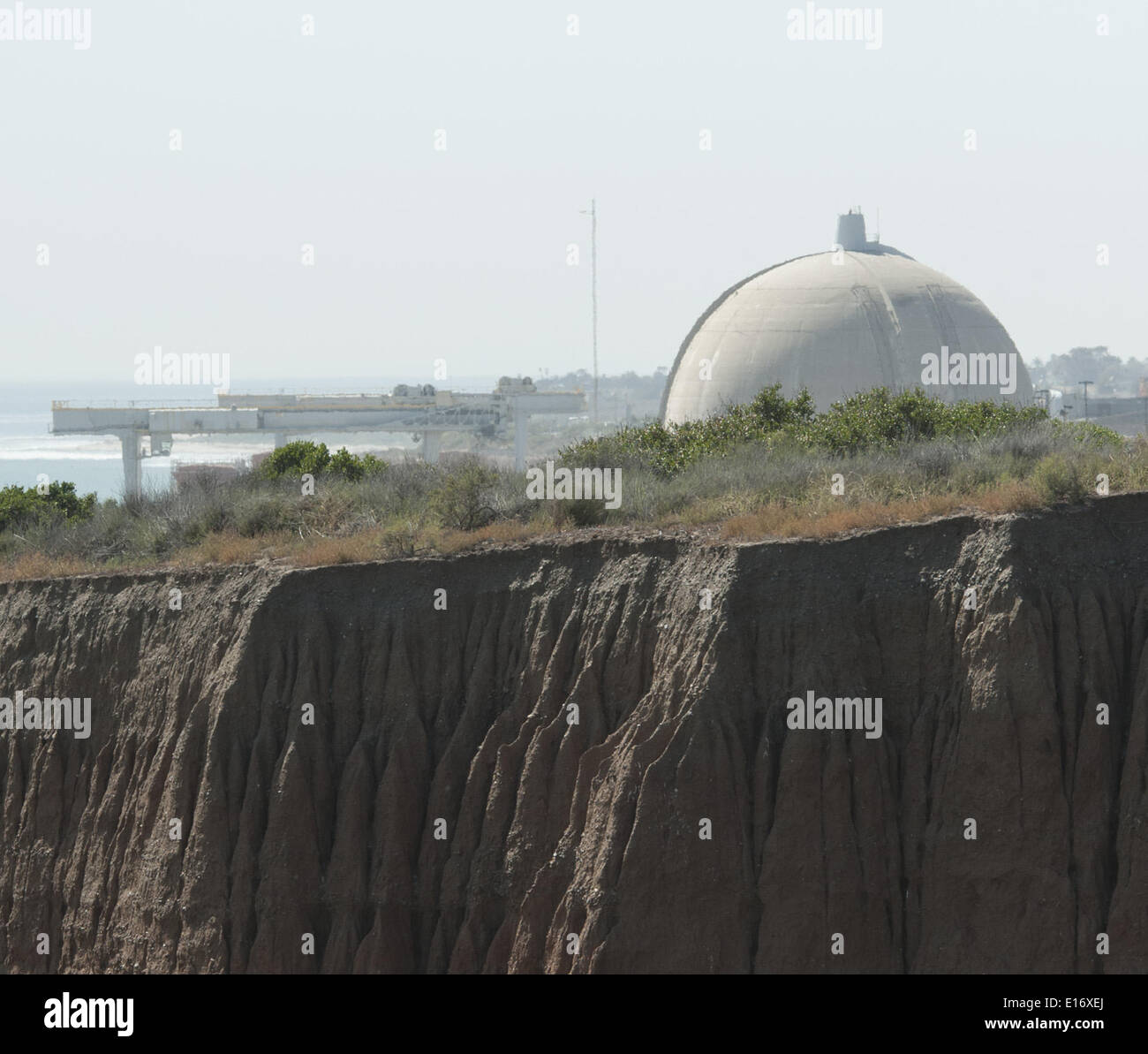 14. Mai 2014 - San Onofre, Kalifornien, USA - der Blick nach Norden aus der San Onofre State Park of SONGS Containment Dome 3 an der Spitze des Fotos mit Containment Dome 2 dahinter. Die Fensterläden San Onofre Nuclear Generating Station hat den Prozess der Stilllegung mit einer Community Engagement Panel bestehend aus Anwohnern sowie Bürgermeister, Stadtratmitglieder und regionalen Volksvertreter begonnen. (Kredit-Bild: © David Bro/ZUMAPRESS.com) Stockfoto 14. Mai 2014 - San Onofre, Kalifornien, USA - der Blick nach Norden aus der San Onofre State Park of SONGS Containment Dome 3 an der Spitze des Fotos mit Containment Dome 2 dahinter. Die Fensterläden San Onofre Nuclear Generating Station hat den Prozess der Stilllegung mit einer Community Engagement Panel bestehend aus Anwohnern sowie Bürgermeister, Stadtratmitglieder und regionalen Volksvertreter begonnen. (Kredit-Bild: © David Bro/ZUMAPRESS.com) Stockfoto