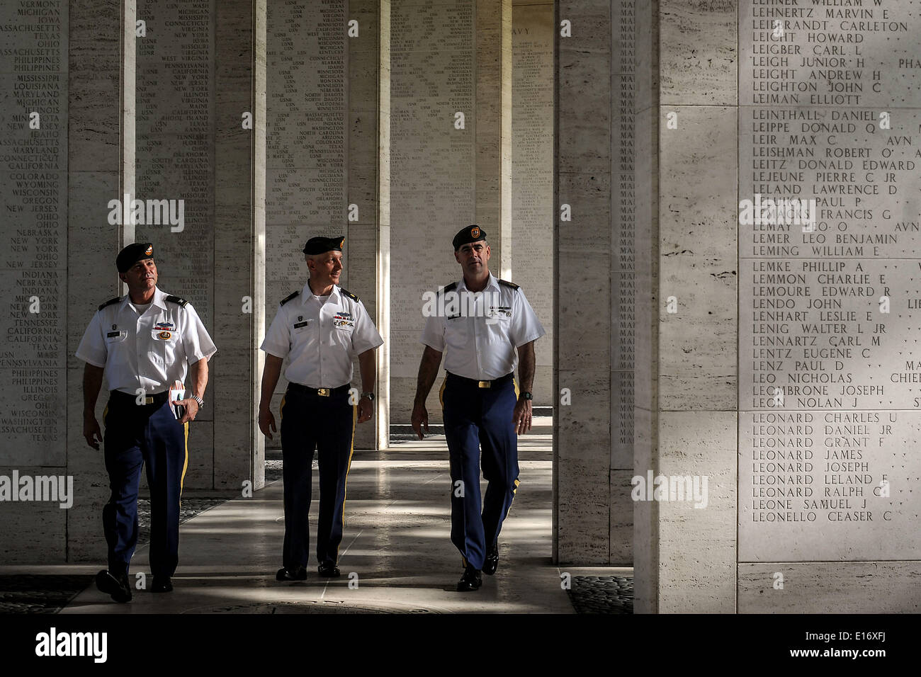 Taguig, Philippinen. 25. Mai 2014. Amerikanische Soldaten Fuß entlang der Hallen, die Anzeige der eingravierten Namen von Soldaten, die während des zweiten Weltkriegs bei einem Dienst fiel anlässlich der US-Memorial-Day auf dem Manila American Cemetery in Fort Bonifacio in Taguig, östlich von Manila, Philippinen, 25. Mai 2014. Mit mehr als 17.000 Gräbern hat Manila American Cemetery die größte Anzahl der Gräber von jedem Friedhof für US-Soldaten während des zweiten Weltkriegs getötet. : Bildnachweis Ezra Acayan/NurPhoto: Ezra Acayan/NurPhoto/ZUMAPRESS.com/Alamy Live-Nachrichten Stockfoto