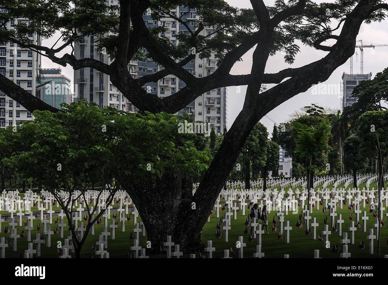 Taguig, Philippinen. 25. Mai 2014. Besucher betrachten Gräber von Soldaten, die während des zweiten Weltkriegs bei einem Dienst, Memorial Day an der Manila American Cemetery in Fort Bonifacio in Taguig, östlich von Manila, Philippinen, 25. Mai 2014-Marke gefallen. Mit mehr als 17.000 Gräbern hat Manila American Cemetery die größte Anzahl der Gräber von jedem Friedhof für US-Soldaten während des zweiten Weltkriegs getötet. : Bildnachweis Ezra Acayan/NurPhoto: Ezra Acayan/NurPhoto/ZUMAPRESS.com/Alamy Live-Nachrichten Stockfoto